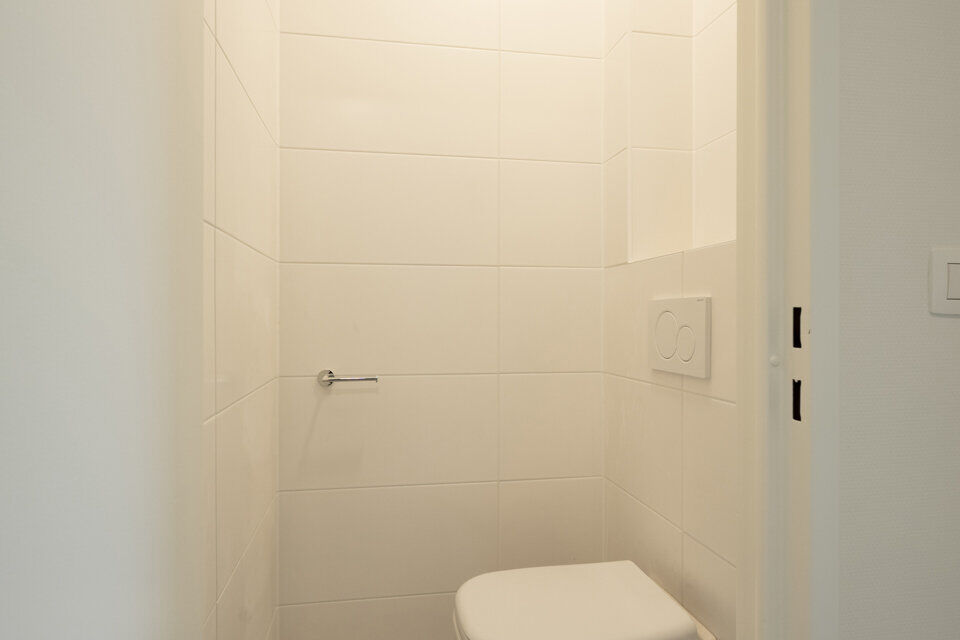 Mooi gerenoveerd appartement gelegen op de tweede verdieping ( zonder lift) :
Inkomhal met vestiairekast en apart toilet, badkamer met inloopdouche en lavabomeubel met spiegelkast. 2 slaapkamers ( 1 grote en 1 kleinere) waarvan 1 toegang geeft tot het ter