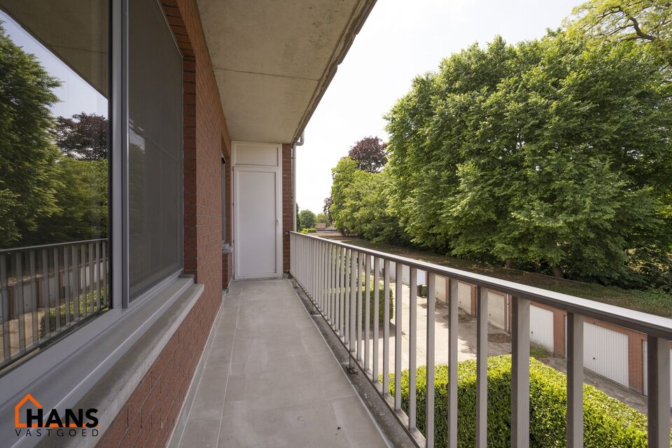 Mooi gerenoveerd appartement gelegen op de tweede verdieping ( zonder lift) :
Inkomhal met vestiairekast en apart toilet, badkamer met inloopdouche en lavabomeubel met spiegelkast. 2 slaapkamers ( 1 grote en 1 kleinere) waarvan 1 toegang geeft tot het ter