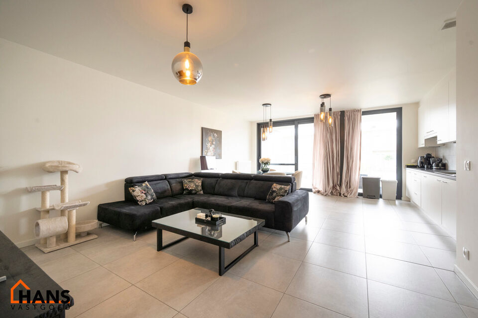 Dit gunstig gelegen en modern appartement is gelegen op de eerste verdieping met lift.  
Het omvat een inkomhal, 2 slaapkamers, berging, een ingerichte badkamer, woonkamer en een open ge&iuml;nstalleerde keuken met toegang tot een mooi terras.  Er is een acht