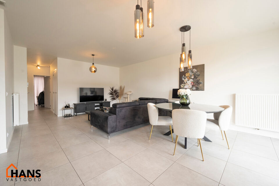 Dit gunstig gelegen en modern appartement is gelegen op de eerste verdieping met lift.  
Het omvat een inkomhal, 2 slaapkamers, berging, een ingerichte badkamer, woonkamer en een open ge&iuml;nstalleerde keuken met toegang tot een mooi terras.  Er is een acht