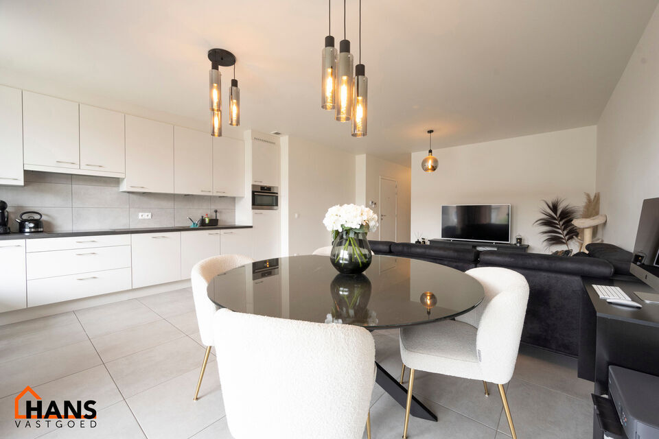 Dit gunstig gelegen en modern appartement is gelegen op de eerste verdieping met lift.  
Het omvat een inkomhal, 2 slaapkamers, berging, een ingerichte badkamer, woonkamer en een open ge&iuml;nstalleerde keuken met toegang tot een mooi terras.  Er is een acht
