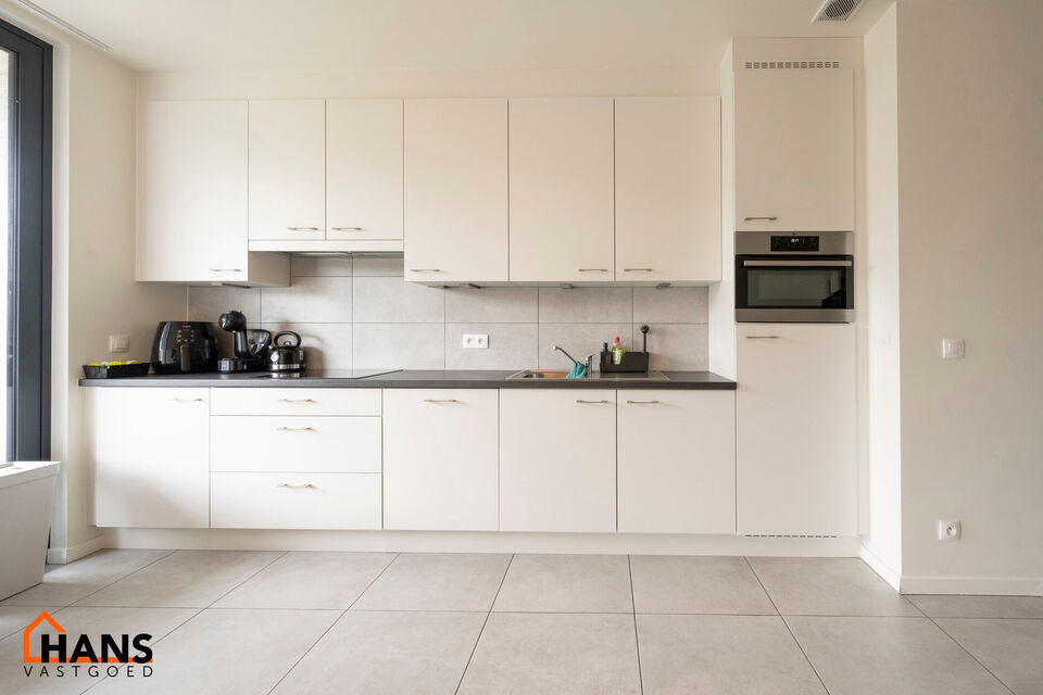 Dit gunstig gelegen en modern appartement is gelegen op de eerste verdieping met lift.  
Het omvat een inkomhal, 2 slaapkamers, berging, een ingerichte badkamer, woonkamer en een open ge&iuml;nstalleerde keuken met toegang tot een mooi terras.  Er is een acht