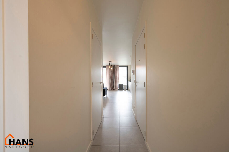 Dit gunstig gelegen en modern appartement is gelegen op de eerste verdieping met lift.  
Het omvat een inkomhal, 2 slaapkamers, berging, een ingerichte badkamer, woonkamer en een open ge&iuml;nstalleerde keuken met toegang tot een mooi terras.  Er is een acht