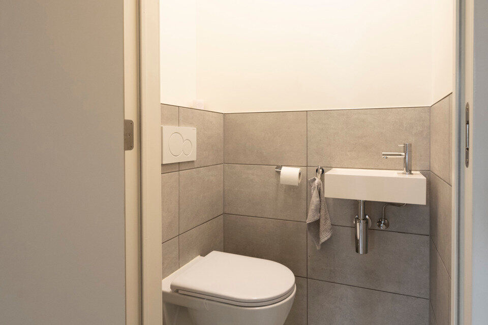 Dit gunstig gelegen en modern appartement is gelegen op de eerste verdieping met lift.  
Het omvat een inkomhal, 2 slaapkamers, berging, een ingerichte badkamer, woonkamer en een open ge&iuml;nstalleerde keuken met toegang tot een mooi terras.  Er is een acht