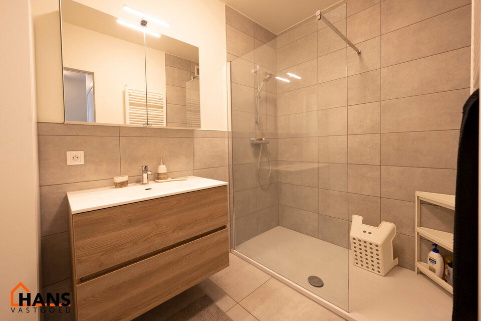 Dit gunstig gelegen en modern appartement is gelegen op de eerste verdieping met lift.  
Het omvat een inkomhal, 2 slaapkamers, berging, een ingerichte badkamer, woonkamer en een open ge&iuml;nstalleerde keuken met toegang tot een mooi terras.  Er is een acht