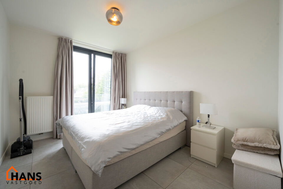 Dit gunstig gelegen en modern appartement is gelegen op de eerste verdieping met lift.  
Het omvat een inkomhal, 2 slaapkamers, berging, een ingerichte badkamer, woonkamer en een open ge&iuml;nstalleerde keuken met toegang tot een mooi terras.  Er is een acht