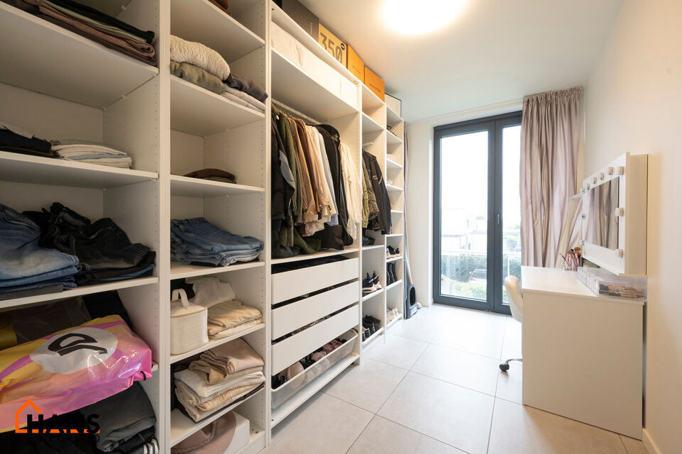 Dit gunstig gelegen en modern appartement is gelegen op de eerste verdieping met lift.  
Het omvat een inkomhal, 2 slaapkamers, berging, een ingerichte badkamer, woonkamer en een open ge&iuml;nstalleerde keuken met toegang tot een mooi terras.  Er is een acht
