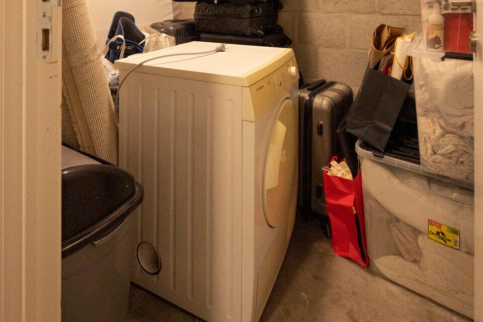 Dit gunstig gelegen en modern appartement is gelegen op de eerste verdieping met lift.  
Het omvat een inkomhal, 2 slaapkamers, berging, een ingerichte badkamer, woonkamer en een open ge&iuml;nstalleerde keuken met toegang tot een mooi terras.  Er is een acht