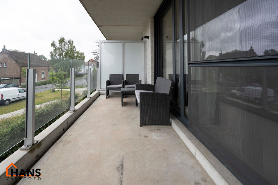 Dit gunstig gelegen en modern appartement is gelegen op de eerste verdieping met lift.  
Het omvat een inkomhal, 2 slaapkamers, berging, een ingerichte badkamer, woonkamer en een open ge&iuml;nstalleerde keuken met toegang tot een mooi terras.  Er is een acht
