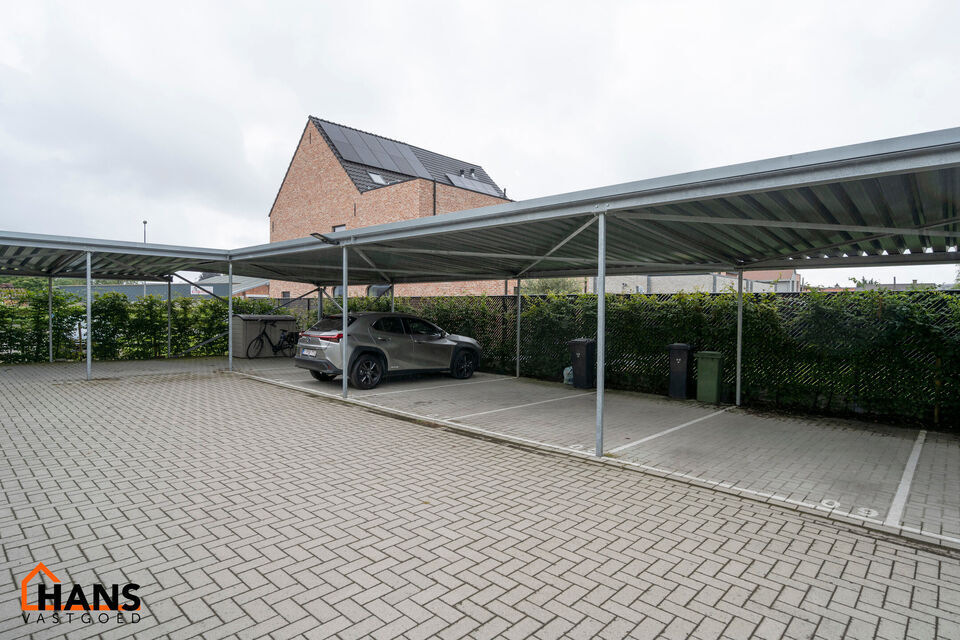 Dit gunstig gelegen en modern appartement is gelegen op de eerste verdieping met lift.  
Het omvat een inkomhal, 2 slaapkamers, berging, een ingerichte badkamer, woonkamer en een open ge&iuml;nstalleerde keuken met toegang tot een mooi terras.  Er is een acht