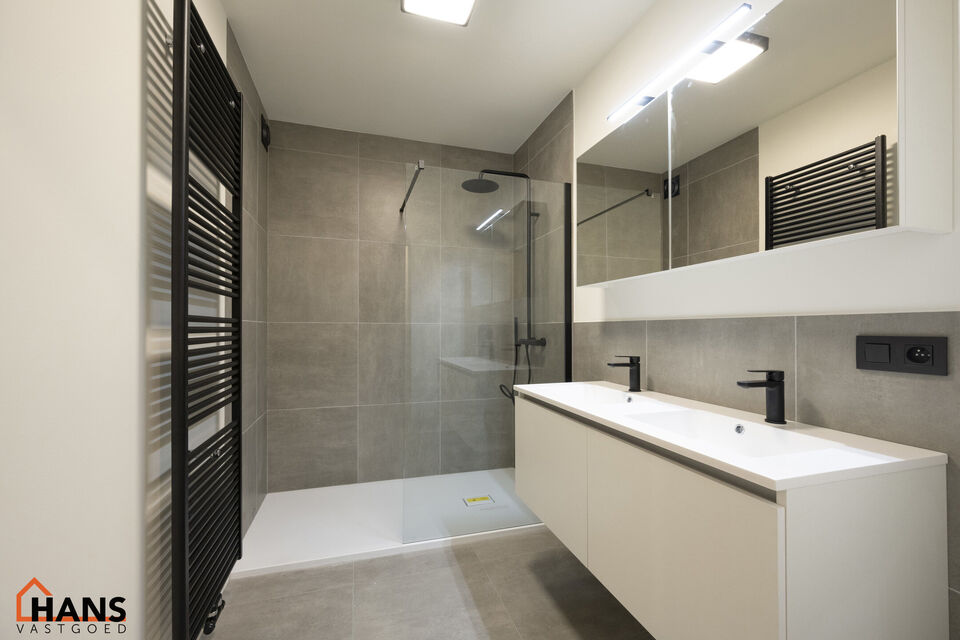 Dit nog te bouwen modern appartement zal zich bevinden op de eerste verdieping zonder lift. Het omvat een inkomhal met vestiairekast en apart toilet, een ruime woonkamer met een open en geïnstalleerde keuken van ca. 42m² met aan sluitend een zuidwest ge