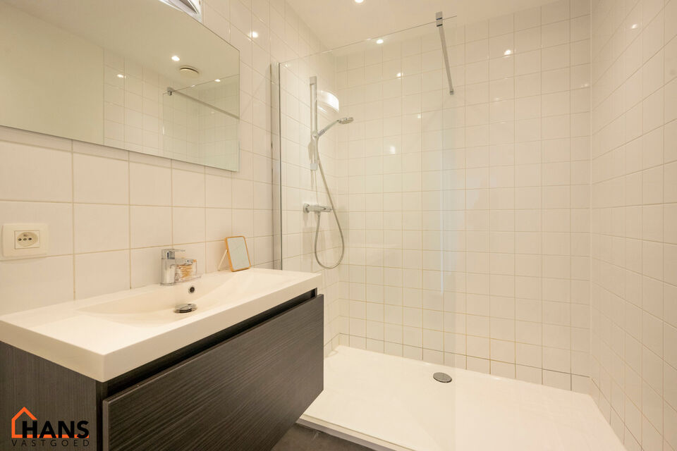 Instelprijs van 275.000 Euro; elk bod wordt ernstig overwogen.
Op zoek naar een modern appartement met een adembenemend uitzicht en een uitstekende ligging? 
Dan zal dit instapklare appartement aan de Ellermanstraat u onmiddellijk weten te bekoren.
Gelege