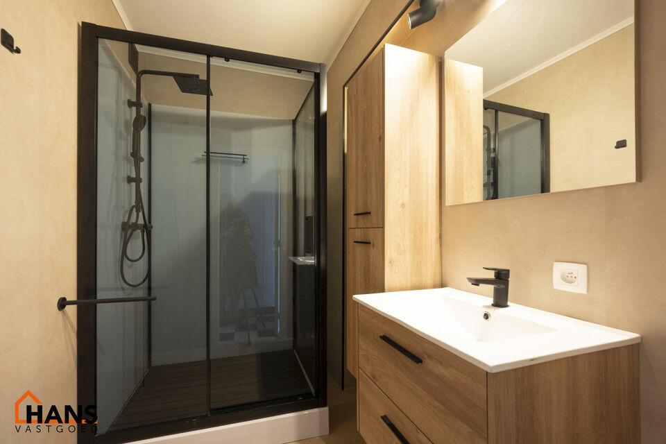 Dit centraal gelegen 3-slaapkamer appartement op de tweede verdieping met lift omvat een inkomhal met vestiairekast; een nieuw geïnstalleerde keuken met aansluitend een terrasje; een woonkamer met veel lichtinval; een nachthal met een ingebouwde kast en 
