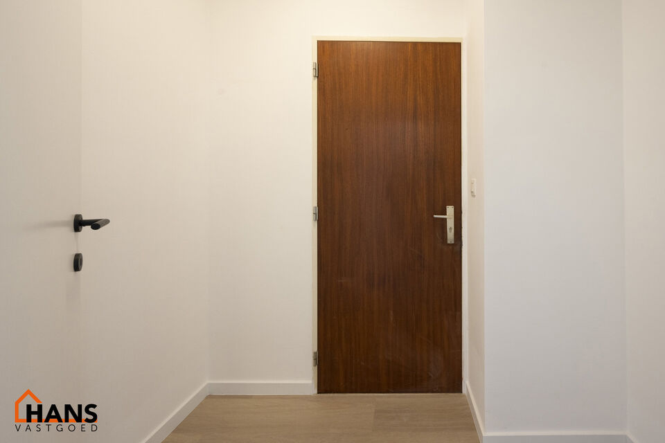 Instapklaar appartement, rustig en gunstig gelegen.  Ook ideaal als starterswoning en/of investeringsvastgoed.

Met de trap komen we bij dit appartement op de tweede verdieping; geen lift maakt dat er minder gemeenschappelijke kosten zijn.
Indeling: inkom