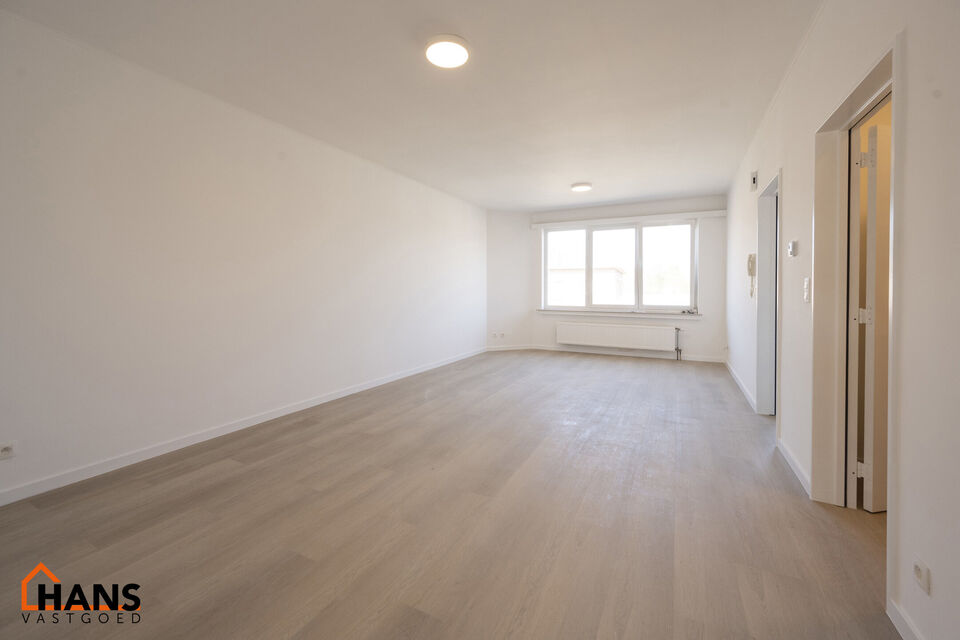 Instapklaar appartement, rustig en gunstig gelegen.  Ook ideaal als starterswoning en/of investeringsvastgoed.

Met de trap komen we bij dit appartement op de tweede verdieping; geen lift maakt dat er minder gemeenschappelijke kosten zijn.
Indeling: inkom