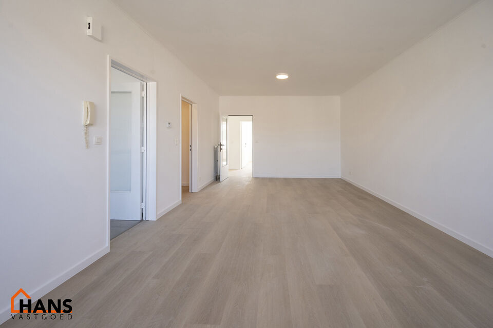 Instapklaar appartement, rustig en gunstig gelegen.  Ook ideaal als starterswoning en/of investeringsvastgoed.

Met de trap komen we bij dit appartement op de tweede verdieping; geen lift maakt dat er minder gemeenschappelijke kosten zijn.
Indeling: inkom