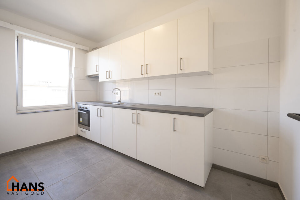 Instapklaar appartement, rustig en gunstig gelegen.  Ook ideaal als starterswoning en/of investeringsvastgoed.

Met de trap komen we bij dit appartement op de tweede verdieping; geen lift maakt dat er minder gemeenschappelijke kosten zijn.
Indeling: inkom