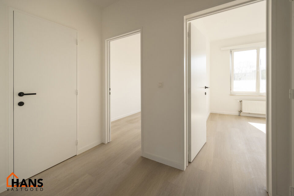 Instapklaar appartement, rustig en gunstig gelegen.  Ook ideaal als starterswoning en/of investeringsvastgoed.

Met de trap komen we bij dit appartement op de tweede verdieping; geen lift maakt dat er minder gemeenschappelijke kosten zijn.
Indeling: inkom