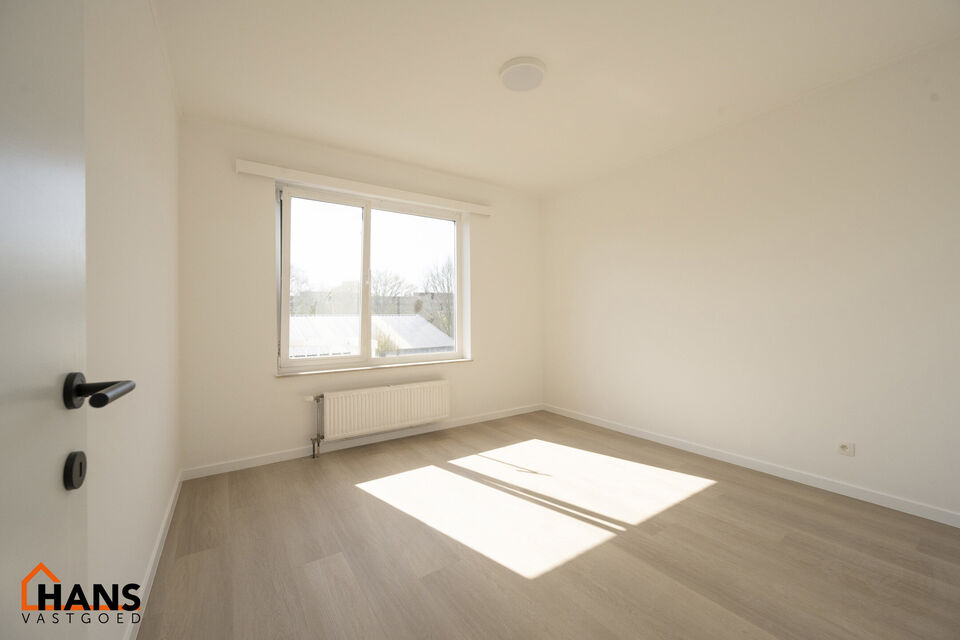 Instapklaar appartement, rustig en gunstig gelegen.  Ook ideaal als starterswoning en/of investeringsvastgoed.

Met de trap komen we bij dit appartement op de tweede verdieping; geen lift maakt dat er minder gemeenschappelijke kosten zijn.
Indeling: inkom