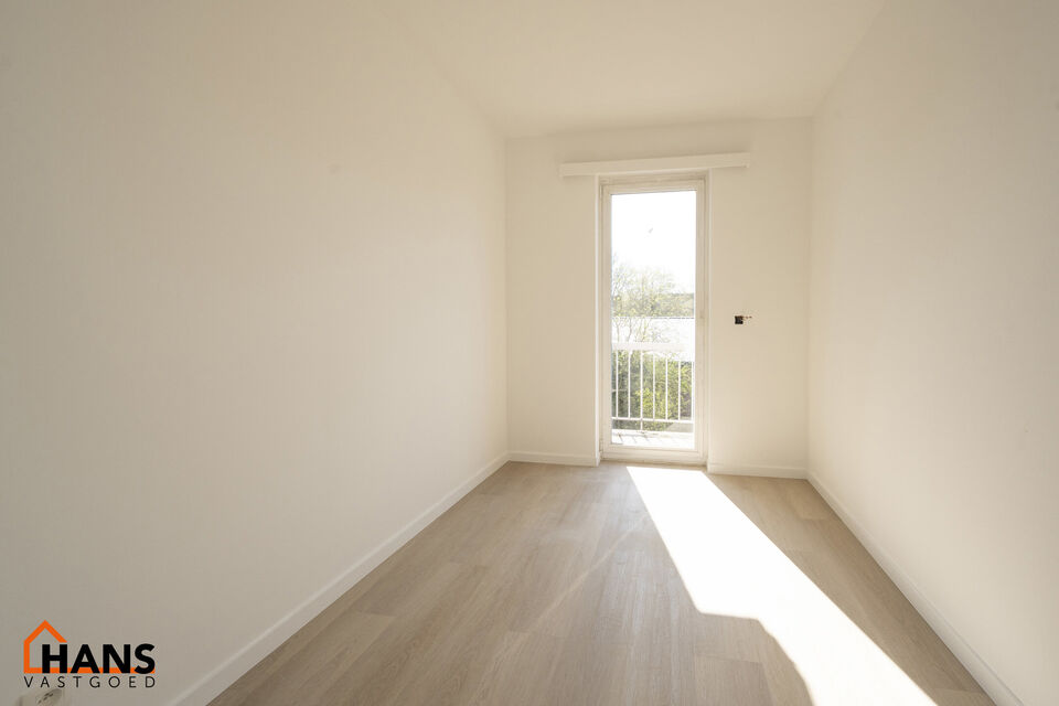 Instapklaar appartement, rustig en gunstig gelegen.  Ook ideaal als starterswoning en/of investeringsvastgoed.

Met de trap komen we bij dit appartement op de tweede verdieping; geen lift maakt dat er minder gemeenschappelijke kosten zijn.
Indeling: inkom