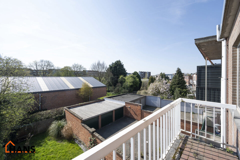 Instapklaar appartement, rustig en gunstig gelegen.  Ook ideaal als starterswoning en/of investeringsvastgoed.

Met de trap komen we bij dit appartement op de tweede verdieping; geen lift maakt dat er minder gemeenschappelijke kosten zijn.
Indeling: inkom