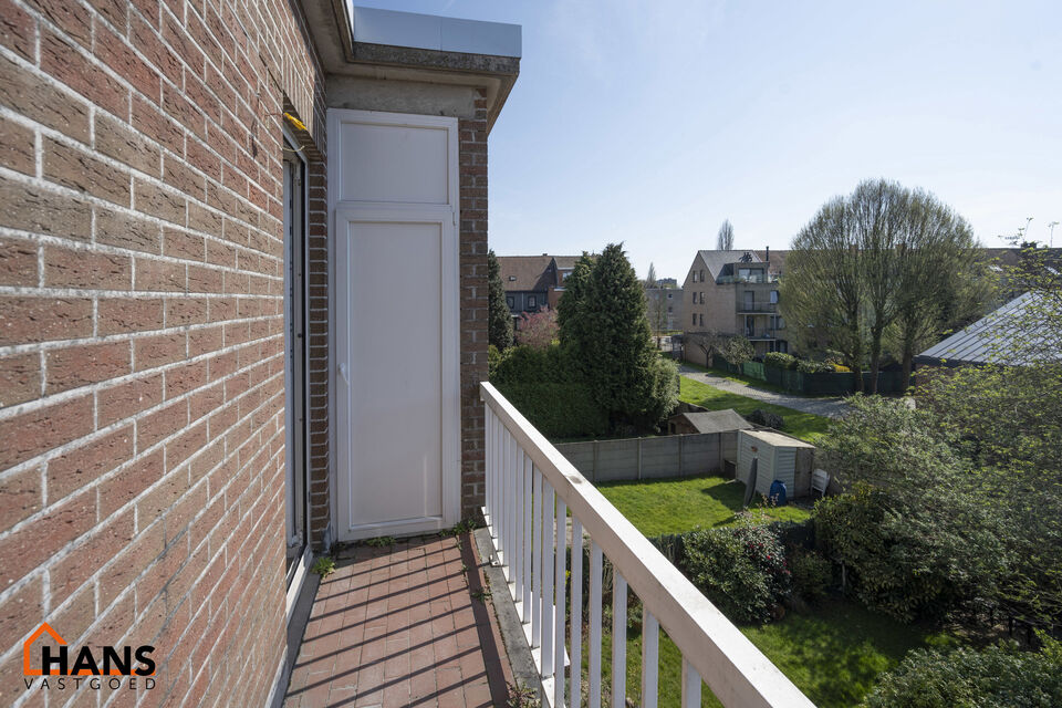 Instapklaar appartement, rustig en gunstig gelegen.  Ook ideaal als starterswoning en/of investeringsvastgoed.

Met de trap komen we bij dit appartement op de tweede verdieping; geen lift maakt dat er minder gemeenschappelijke kosten zijn.
Indeling: inkom