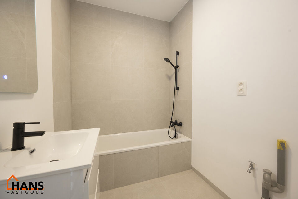 Instapklaar appartement, rustig en gunstig gelegen.  Ook ideaal als starterswoning en/of investeringsvastgoed.

Met de trap komen we bij dit appartement op de tweede verdieping; geen lift maakt dat er minder gemeenschappelijke kosten zijn.
Indeling: inkom