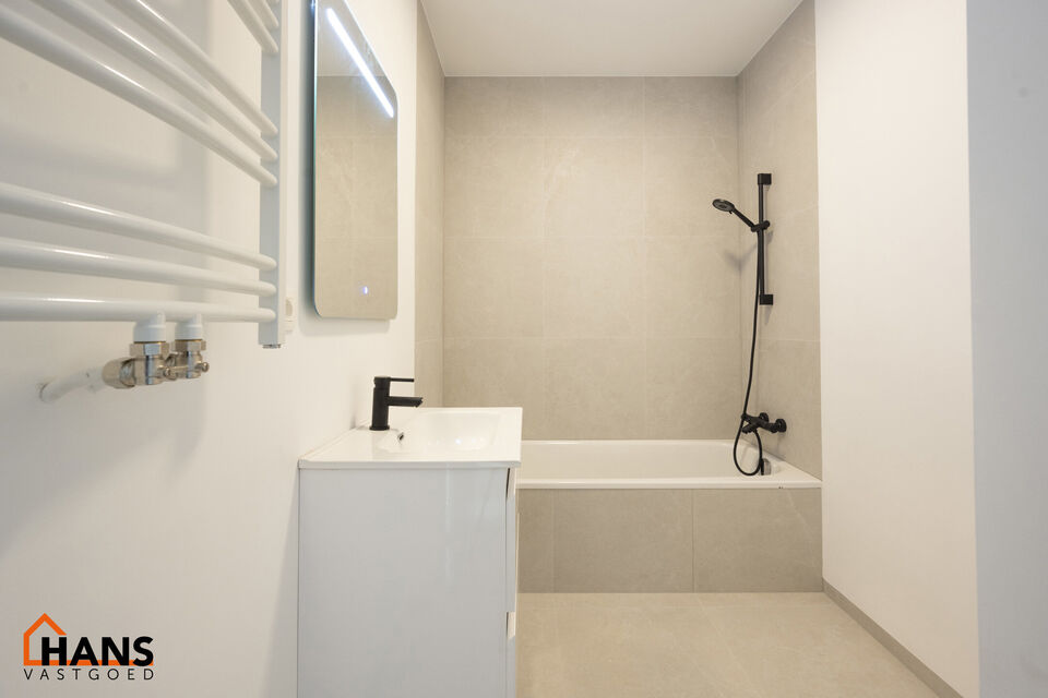 Instapklaar appartement, rustig en gunstig gelegen.  Ook ideaal als starterswoning en/of investeringsvastgoed.

Met de trap komen we bij dit appartement op de tweede verdieping; geen lift maakt dat er minder gemeenschappelijke kosten zijn.
Indeling: inkom