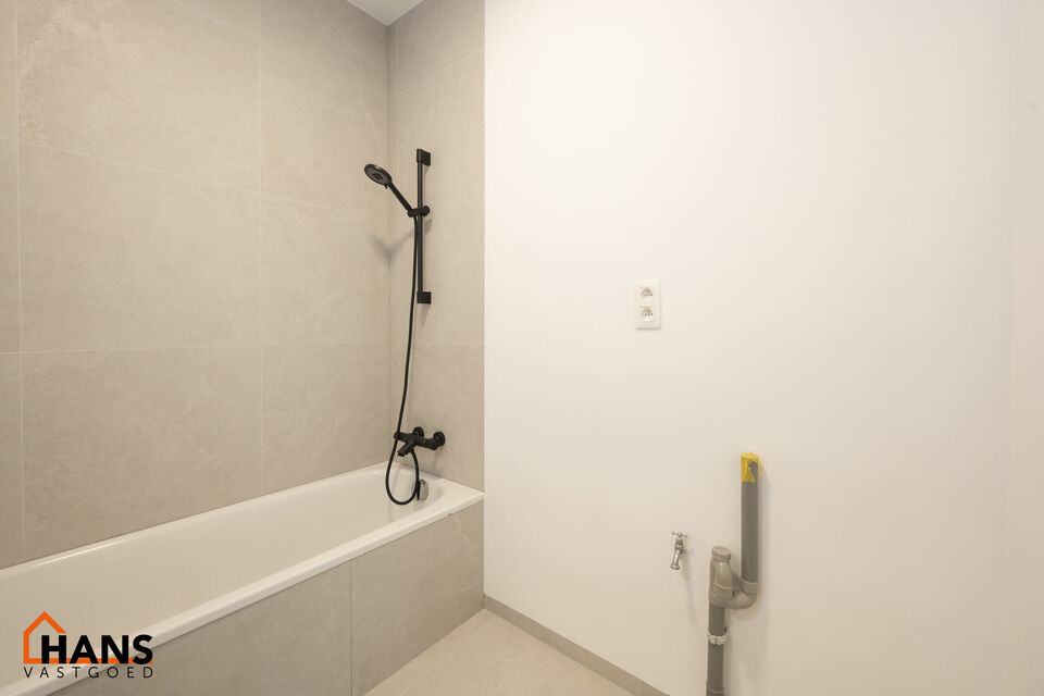 Instapklaar appartement, rustig en gunstig gelegen.  Ook ideaal als starterswoning en/of investeringsvastgoed.

Met de trap komen we bij dit appartement op de tweede verdieping; geen lift maakt dat er minder gemeenschappelijke kosten zijn.
Indeling: inkom