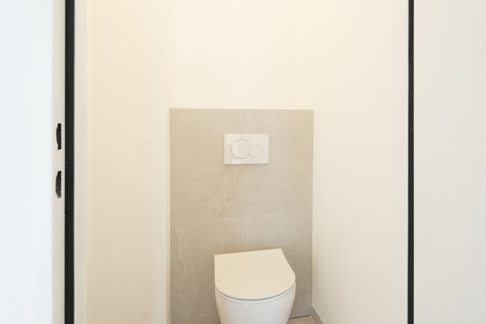 IN OPTIE !!
Instapklaar appartement, rustig en gunstig gelegen.  Ook ideaal als starterswoning en/of investeringsvastgoed.

Met de trap komen we bij dit appartement op de tweede verdieping; geen lift maakt dat er minder gemeenschappelijke kosten zijn.
Ind