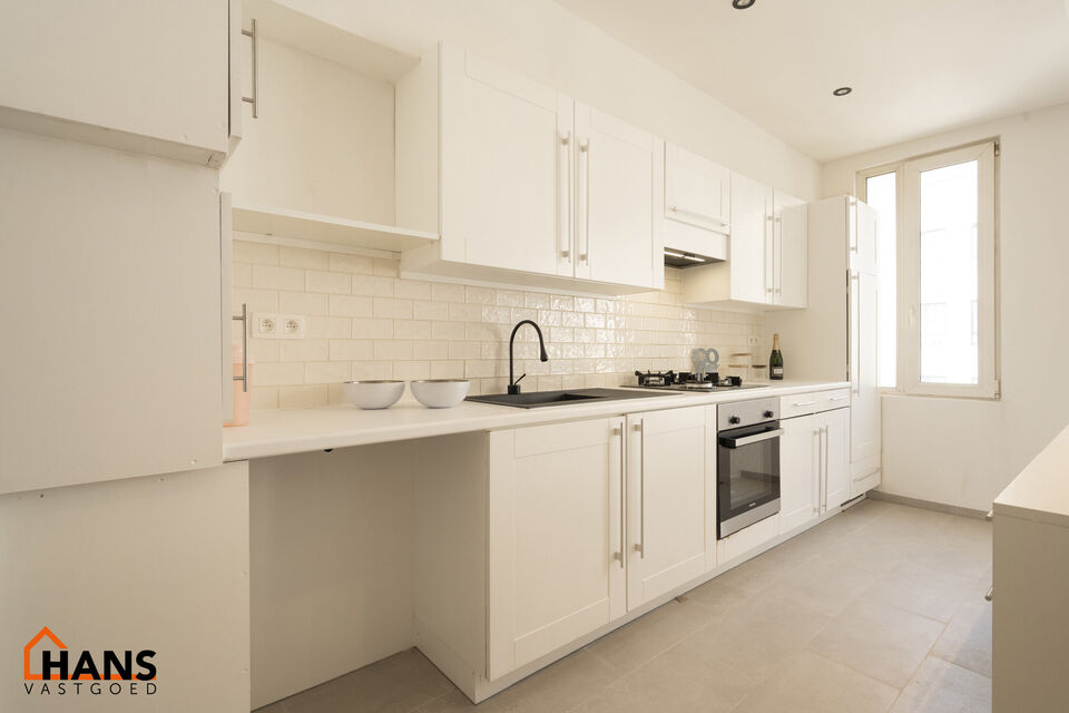 Instapklaar appartement op toplocatie – ideaal als starterswoning of investering!

Ontdek dit charmante en lichtrijke appartement op de tweede verdieping van een kleinschalig gebouw, centraal gelegen en vlakbij alle in- en uitvalswegen. Een perfecte uit