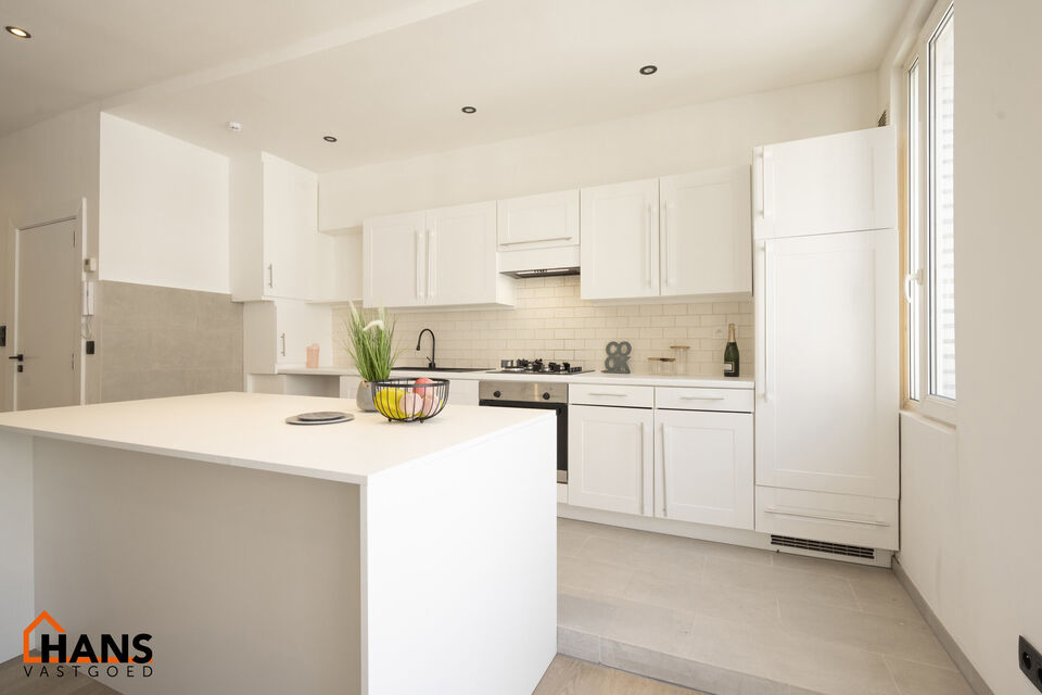Instapklaar appartement op toplocatie – ideaal als starterswoning of investering!

Ontdek dit charmante en lichtrijke appartement op de tweede verdieping van een kleinschalig gebouw, centraal gelegen en vlakbij alle in- en uitvalswegen. Een perfecte uit