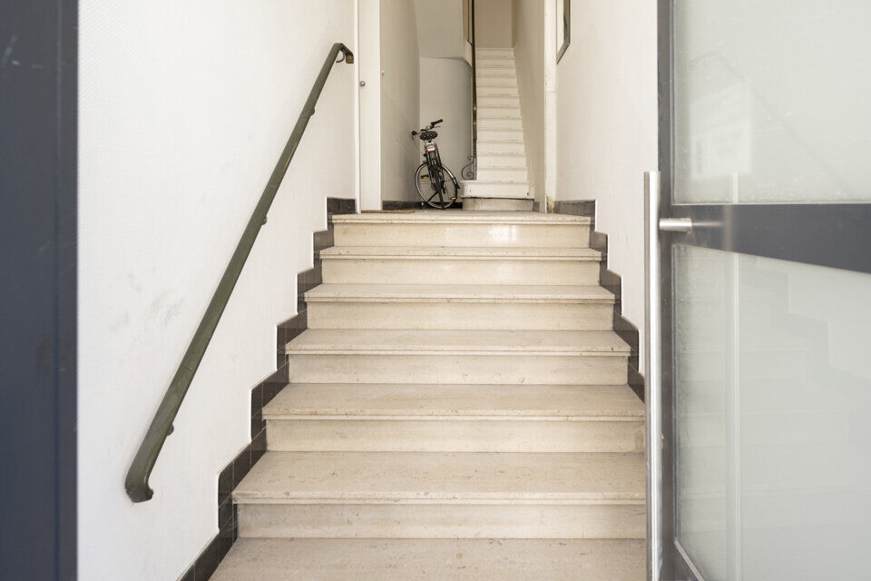 Instapklaar appartement op toplocatie – ideaal als starterswoning of investering!

Ontdek dit charmante en lichtrijke appartement op de tweede verdieping van een kleinschalig gebouw, centraal gelegen en vlakbij alle in- en uitvalswegen. Een perfecte uit