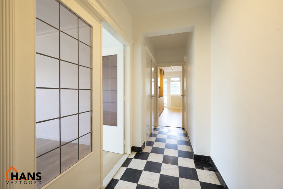 Dit centraal gelegen 3-slaapkamer appartement op de tweede verdieping met lift omvat een inkomhal met vestiairekast; een nieuw geïnstalleerde keuken met aansluitend een terrasje; een woonkamer met veel lichtinval; een nachthal met een ingebouwde kast en 