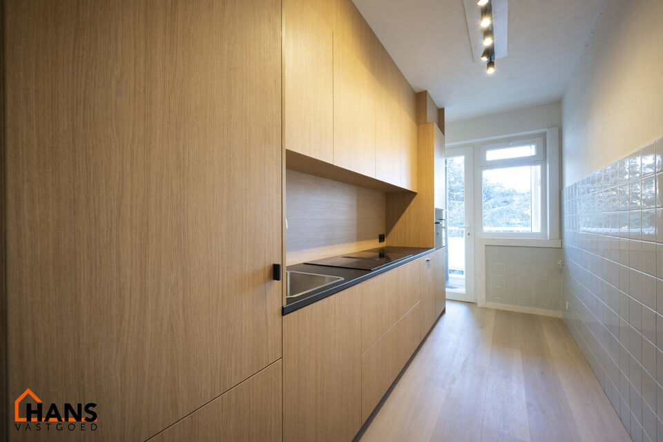 Dit centraal gelegen 3-slaapkamer appartement op de tweede verdieping met lift omvat een inkomhal met vestiairekast; een nieuw geïnstalleerde keuken met aansluitend een terrasje; een woonkamer met veel lichtinval; een nachthal met een ingebouwde kast en 
