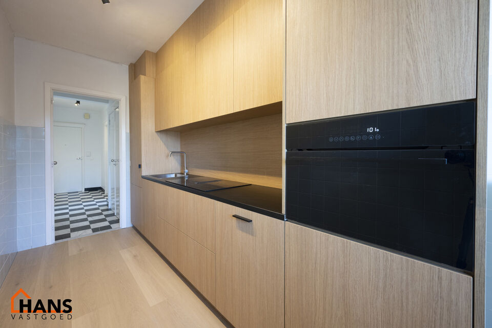 Dit centraal gelegen 3-slaapkamer appartement op de tweede verdieping met lift omvat een inkomhal met vestiairekast; een nieuw geïnstalleerde keuken met aansluitend een terrasje; een woonkamer met veel lichtinval; een nachthal met een ingebouwde kast en 