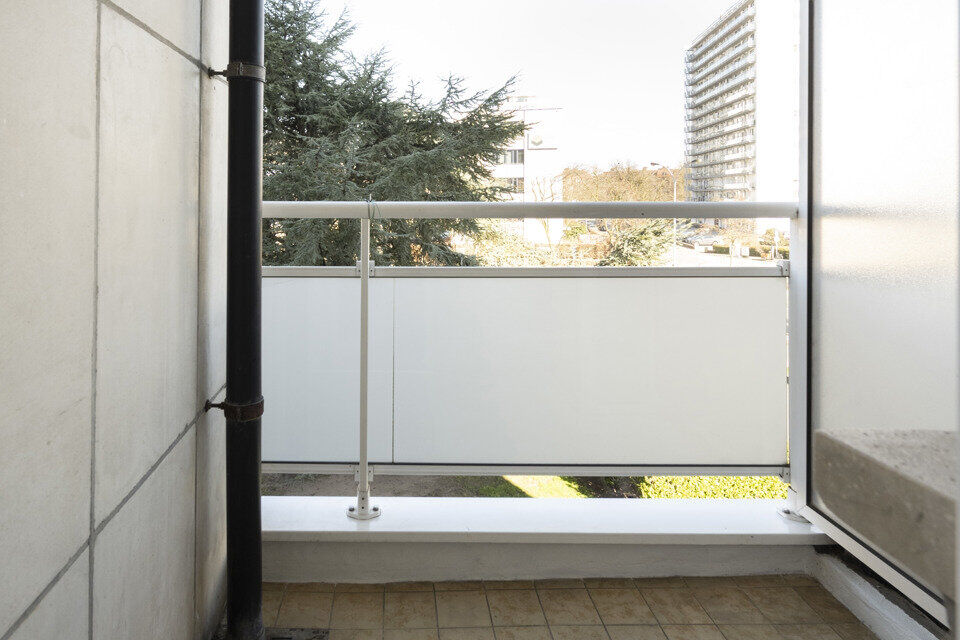 Dit centraal gelegen 3-slaapkamer appartement op de tweede verdieping met lift omvat een inkomhal met vestiairekast; een nieuw geïnstalleerde keuken met aansluitend een terrasje; een woonkamer met veel lichtinval; een nachthal met een ingebouwde kast en 