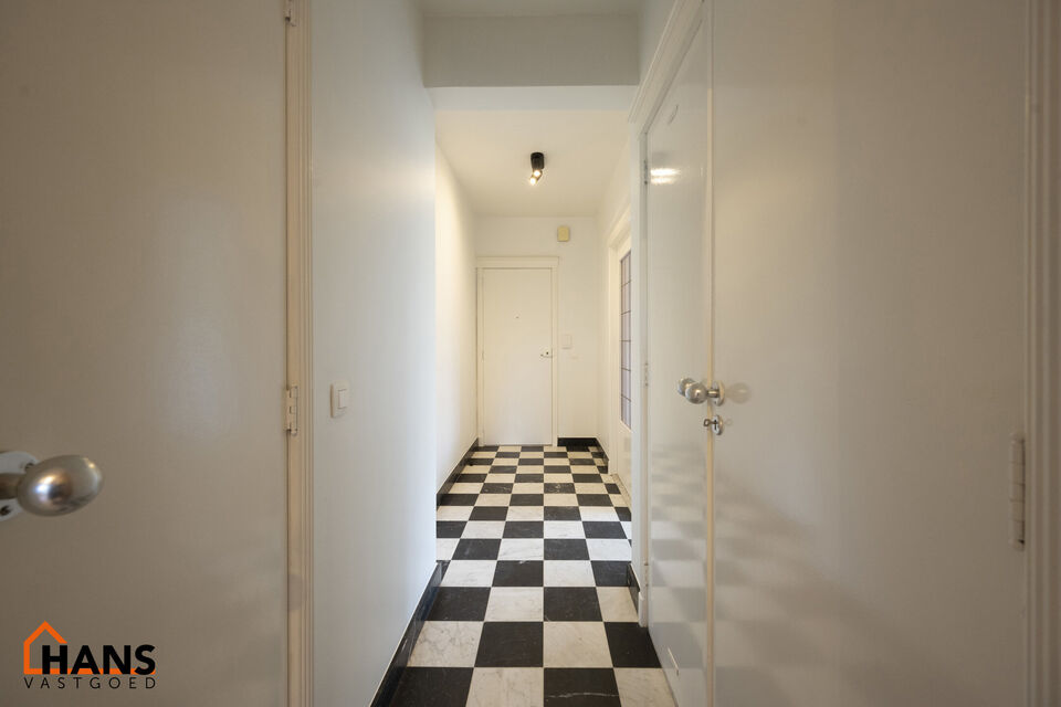 Dit centraal gelegen 3-slaapkamer appartement op de tweede verdieping met lift omvat een inkomhal met vestiairekast; een nieuw geïnstalleerde keuken met aansluitend een terrasje; een woonkamer met veel lichtinval; een nachthal met een ingebouwde kast en 