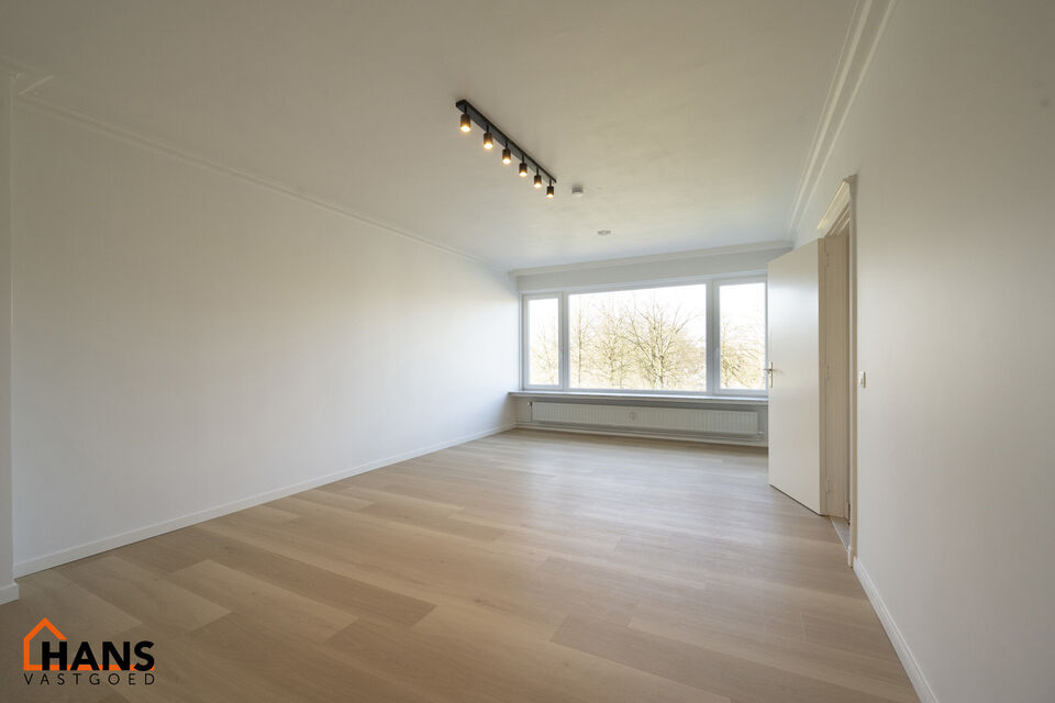 Dit centraal gelegen 3-slaapkamer appartement op de tweede verdieping met lift omvat een inkomhal met vestiairekast; een nieuw geïnstalleerde keuken met aansluitend een terrasje; een woonkamer met veel lichtinval; een nachthal met een ingebouwde kast en 