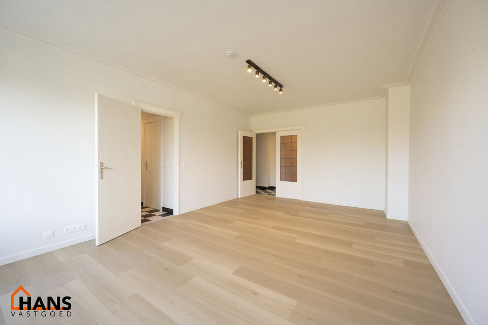 Dit centraal gelegen 3-slaapkamer appartement op de tweede verdieping met lift omvat een inkomhal met vestiairekast; een nieuw geïnstalleerde keuken met aansluitend een terrasje; een woonkamer met veel lichtinval; een nachthal met een ingebouwde kast en 