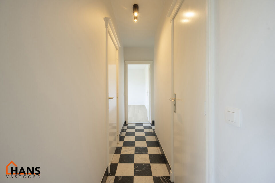 Dit centraal gelegen 3-slaapkamer appartement op de tweede verdieping met lift omvat een inkomhal met vestiairekast; een nieuw geïnstalleerde keuken met aansluitend een terrasje; een woonkamer met veel lichtinval; een nachthal met een ingebouwde kast en 