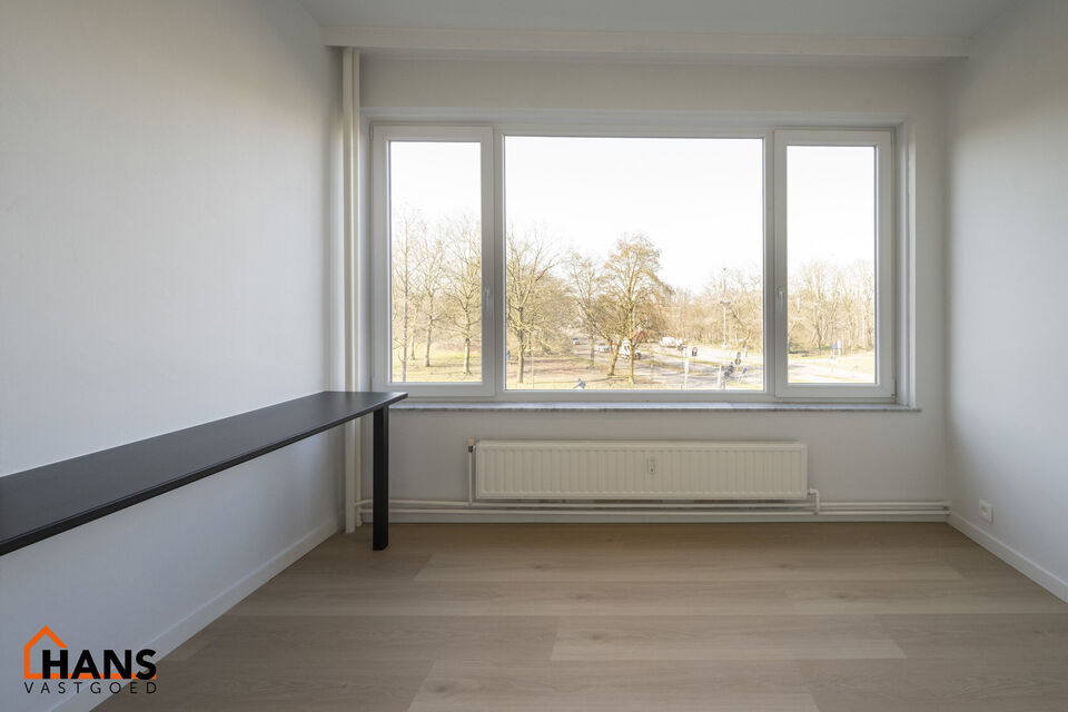 Dit centraal gelegen 3-slaapkamer appartement op de tweede verdieping met lift omvat een inkomhal met vestiairekast; een nieuw geïnstalleerde keuken met aansluitend een terrasje; een woonkamer met veel lichtinval; een nachthal met een ingebouwde kast en 