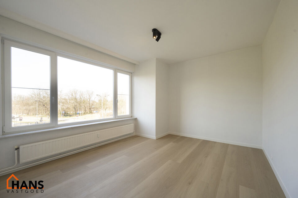 Dit centraal gelegen 3-slaapkamer appartement op de tweede verdieping met lift omvat een inkomhal met vestiairekast; een nieuw geïnstalleerde keuken met aansluitend een terrasje; een woonkamer met veel lichtinval; een nachthal met een ingebouwde kast en 