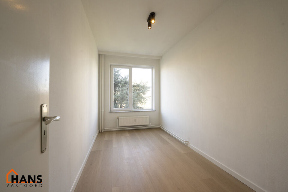 Dit centraal gelegen 3-slaapkamer appartement op de tweede verdieping met lift omvat een inkomhal met vestiairekast; een nieuw geïnstalleerde keuken met aansluitend een terrasje; een woonkamer met veel lichtinval; een nachthal met een ingebouwde kast en 
