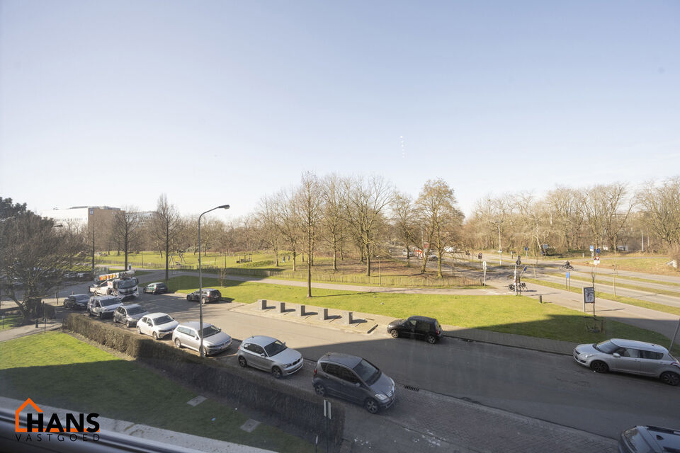 Dit centraal gelegen 3-slaapkamer appartement op de tweede verdieping met lift omvat een inkomhal met vestiairekast; een nieuw geïnstalleerde keuken met aansluitend een terrasje; een woonkamer met veel lichtinval; een nachthal met een ingebouwde kast en 