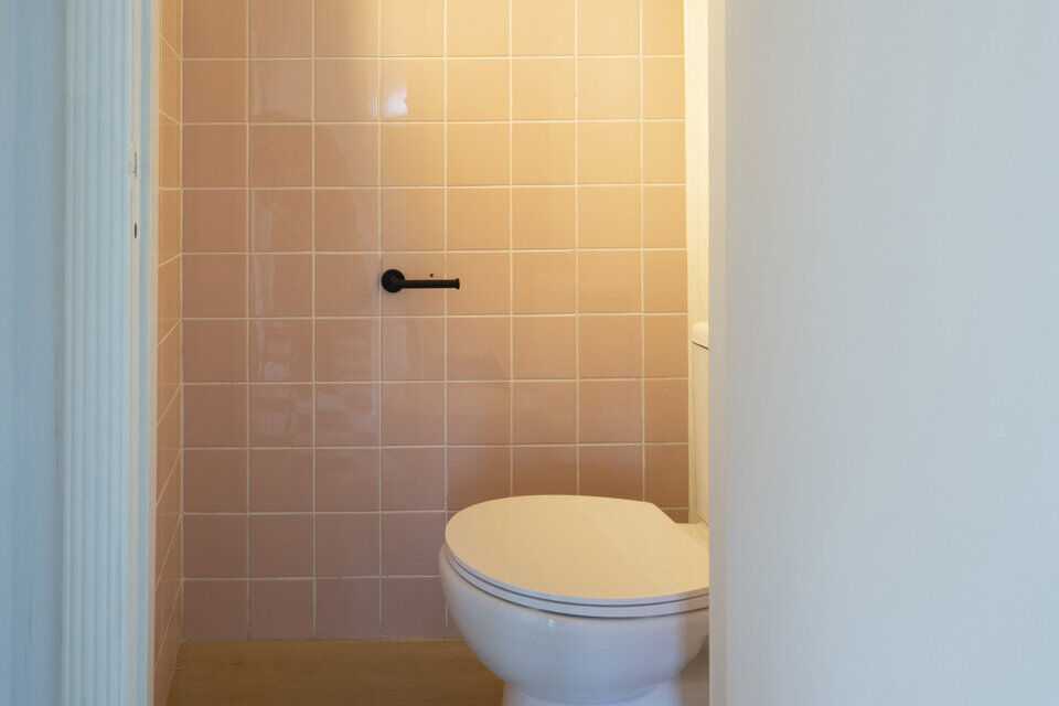 Dit centraal gelegen 3-slaapkamer appartement op de tweede verdieping met lift omvat een inkomhal met vestiairekast; een nieuw geïnstalleerde keuken met aansluitend een terrasje; een woonkamer met veel lichtinval; een nachthal met een ingebouwde kast en 