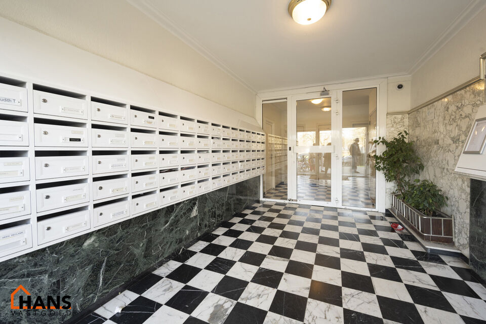 Dit centraal gelegen 3-slaapkamer appartement op de tweede verdieping met lift omvat een inkomhal met vestiairekast; een nieuw geïnstalleerde keuken met aansluitend een terrasje; een woonkamer met veel lichtinval; een nachthal met een ingebouwde kast en 