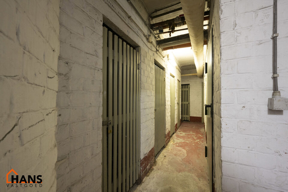 Dit centraal gelegen 3-slaapkamer appartement op de tweede verdieping met lift omvat een inkomhal met vestiairekast; een nieuw geïnstalleerde keuken met aansluitend een terrasje; een woonkamer met veel lichtinval; een nachthal met een ingebouwde kast en 