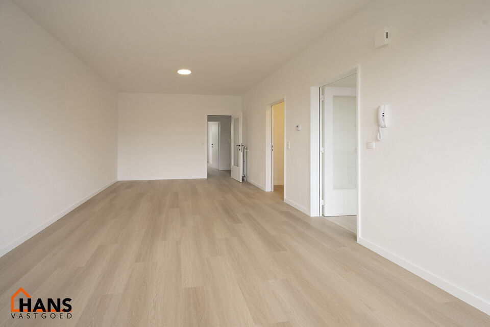 Instapklaar appartement, rustig en gunstig gelegen.  Ook ideaal als starterswoning en/of investeringsvastgoed.

Met de trap komen we bij dit appartement op de tweede verdieping; geen lift maakt dat er minder gemeenschappelijke kosten zijn.
Indeling: inkom