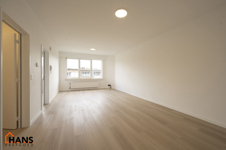 Instapklaar appartement, rustig en gunstig gelegen.  Ook ideaal als starterswoning en/of investeringsvastgoed.

Met de trap komen we bij dit appartement op de tweede verdieping; geen lift maakt dat er minder gemeenschappelijke kosten zijn.
Indeling: inkom